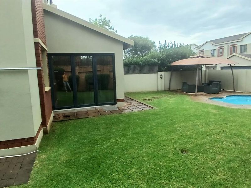3 Bedroom House For Sale in Equestria, Pretoria - Photo 4
