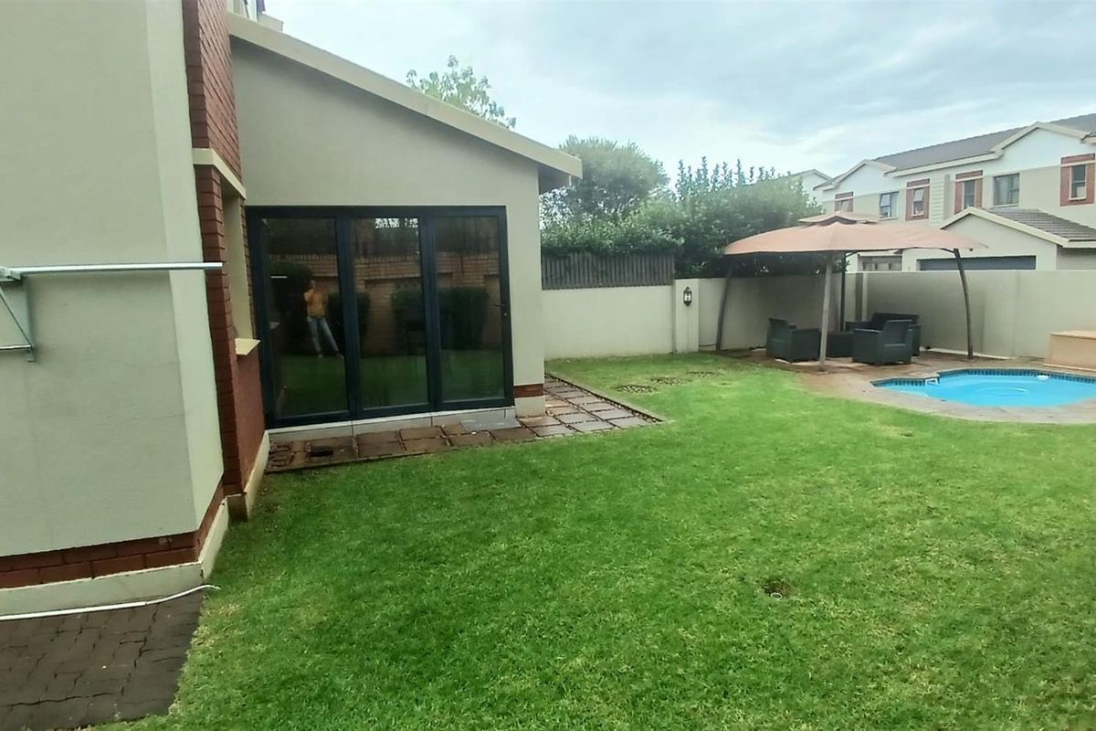 3 Bedroom House For Sale in Equestria, Pretoria - Photo 4