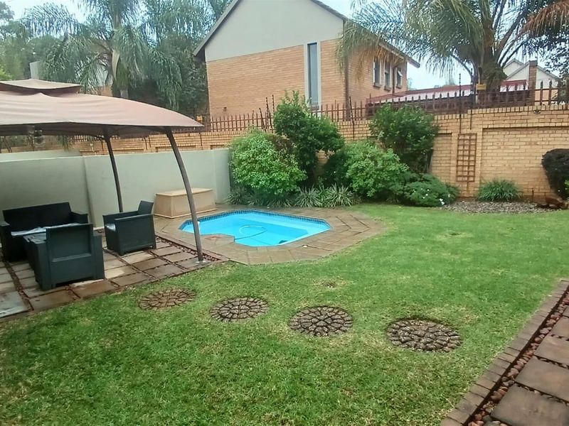 3 Bedroom House For Sale in Equestria, Pretoria - Photo 7