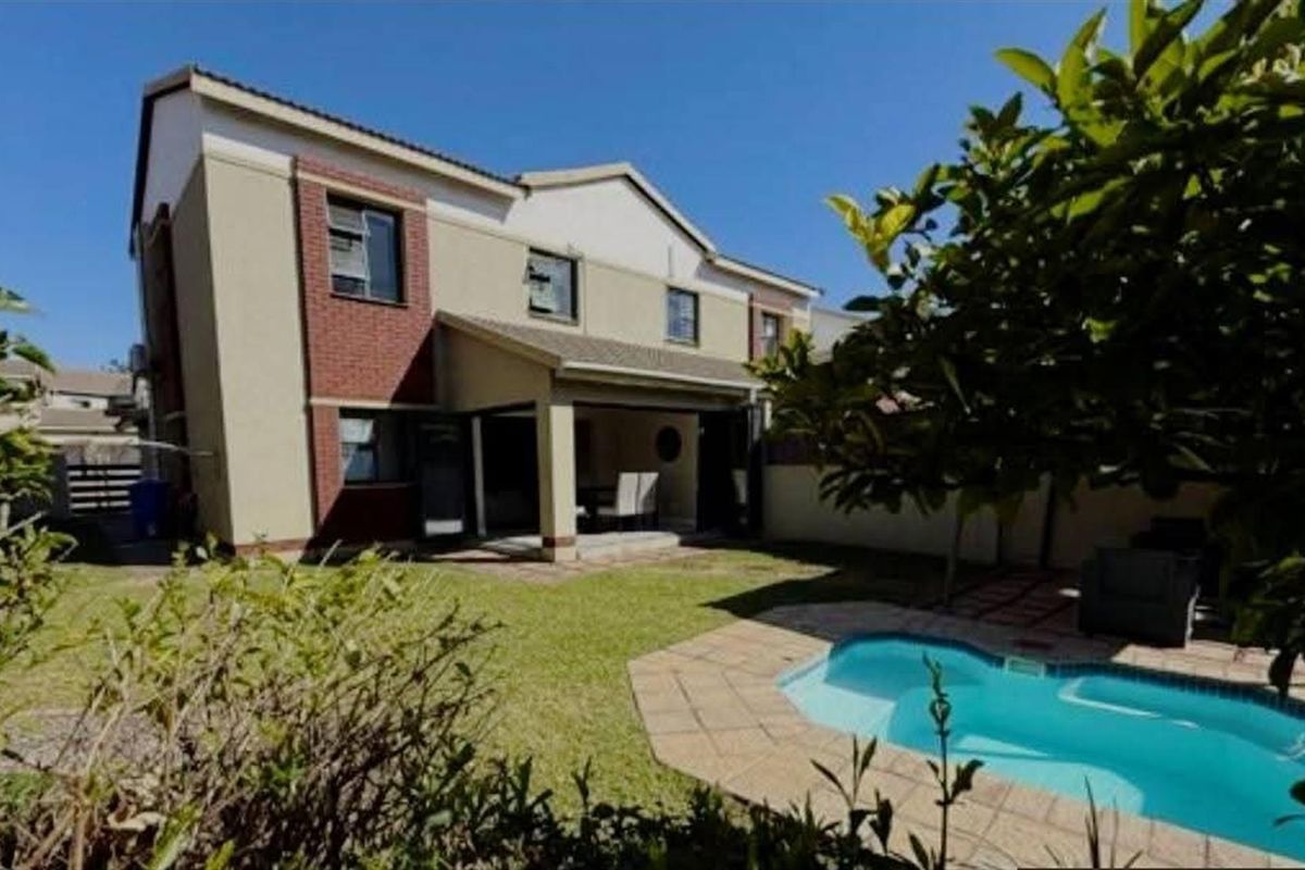 3 Bedroom House For Sale in Equestria, Pretoria - Photo 2