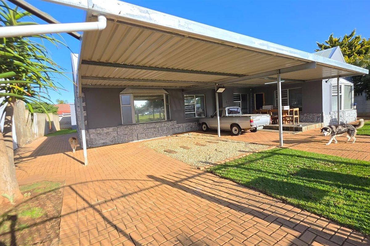 Spacious 4 Bedroom Family Home with Entertainment area | Near Beaches, Surf Spots - Photo 3