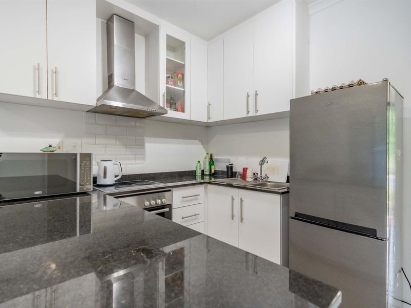 Luxury and Modern Apartment For Sale in Waterfall, KwaZulu-Natal - Photo 4