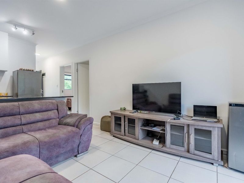 Luxury and Modern Apartment For Sale in Waterfall, KwaZulu-Natal - Photo 2