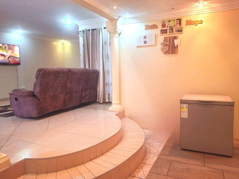 3 Bedroom Freestanding House for Sale in Woodview, Phoenix, KwaZulu Natal - Photo 4