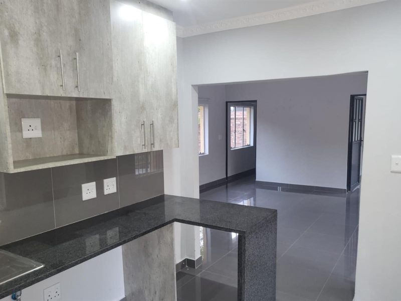 Apartment/Cottage To Rent in Bryanston, Sandton - Photo 3