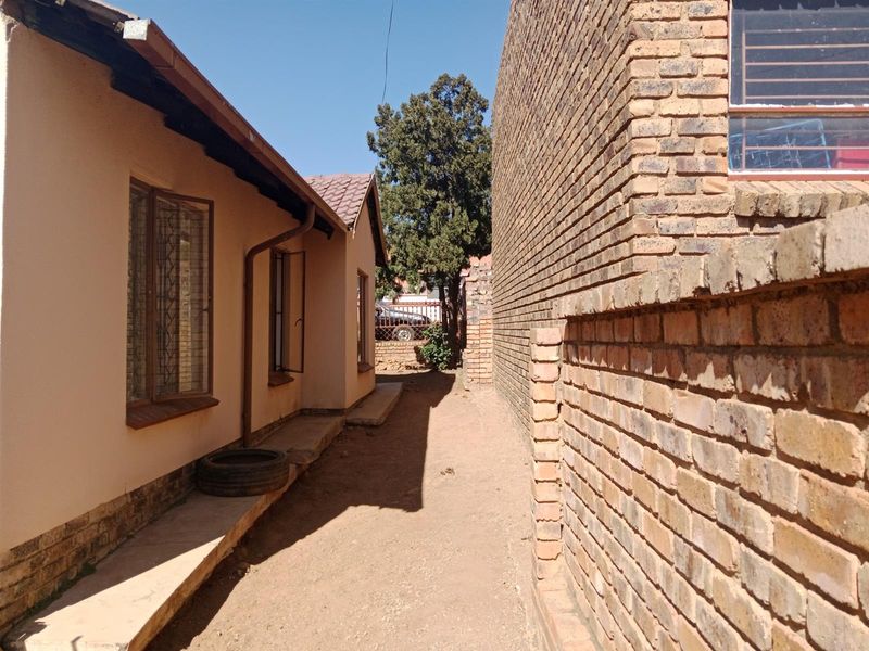 FOR SALE: Beautiful Family Home in Mabopane Unit M, Prime Investment Opportunity - Photo 3
