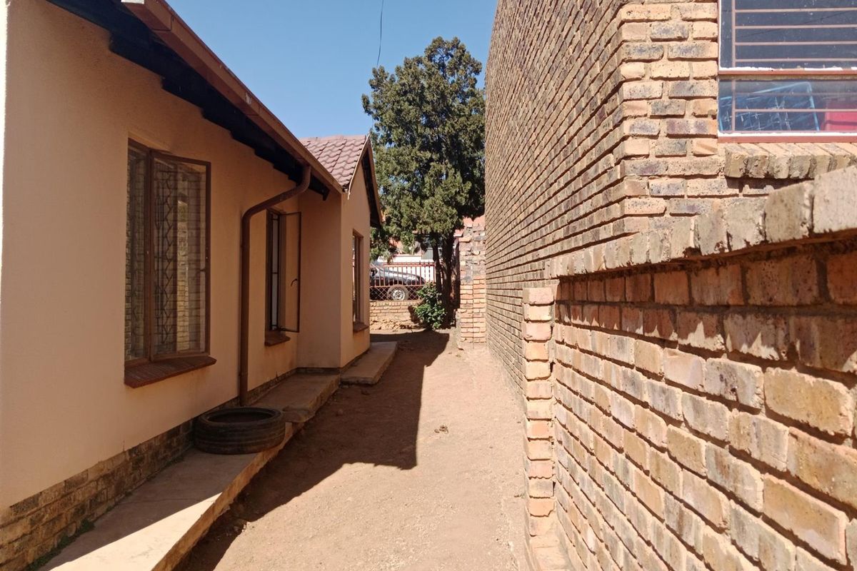 FOR SALE: Beautiful Family Home in Mabopane Unit M, Prime Investment Opportunity - Photo 3