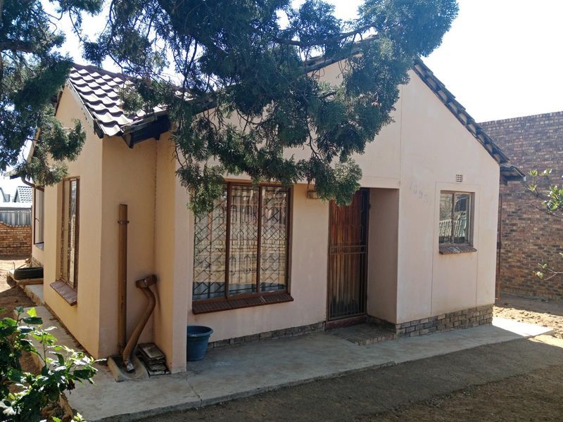 FOR SALE: Beautiful Family Home in Mabopane Unit M, Prime Investment Opportunity - Photo 2