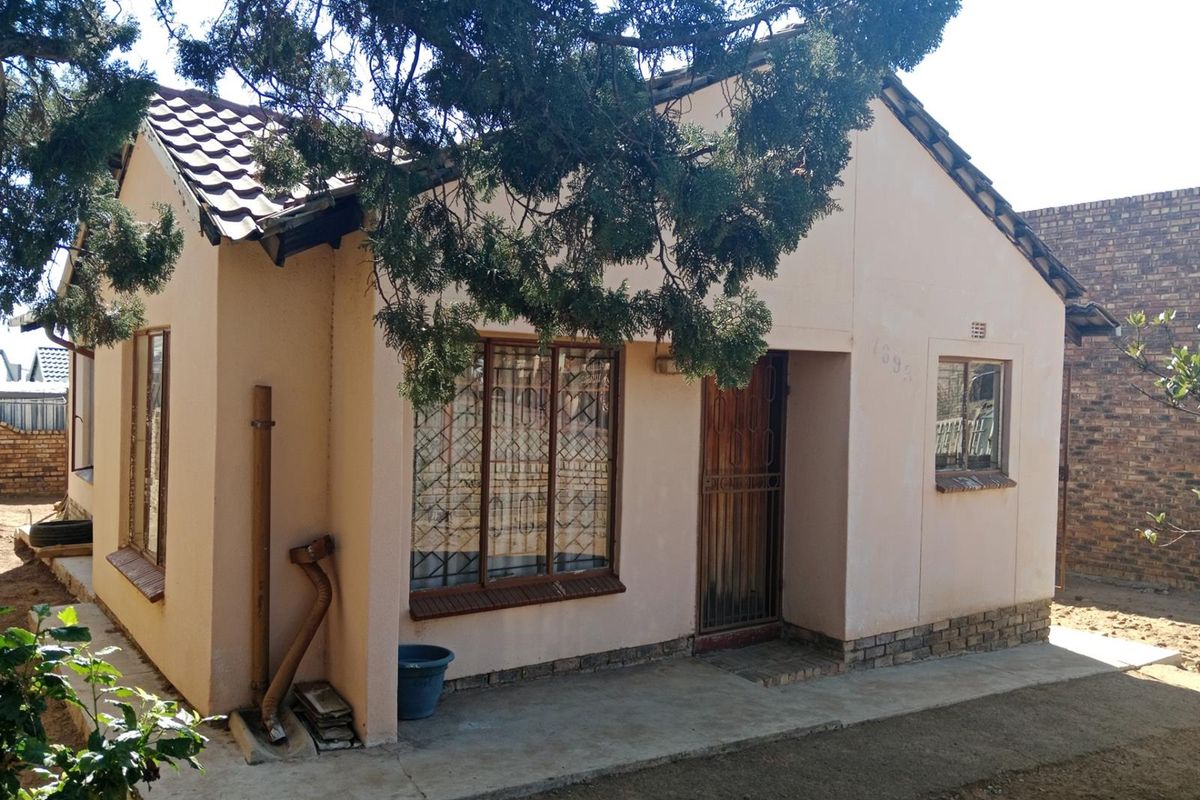 FOR SALE: Beautiful Family Home in Mabopane Unit M, Prime Investment Opportunity - Photo 2