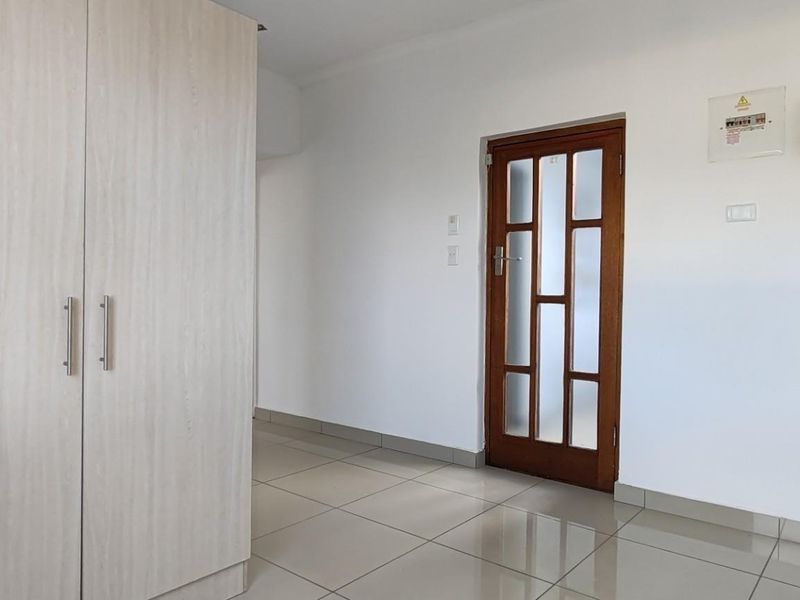 Spectacular 2nd Floor 1-Bedroom Apartment in Bergvliet Vistas - Photo 7