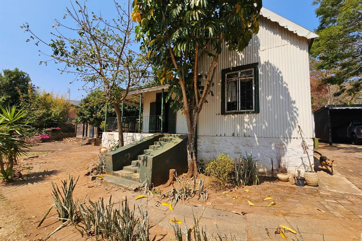 Fixer upper in Barberton - Photo 2