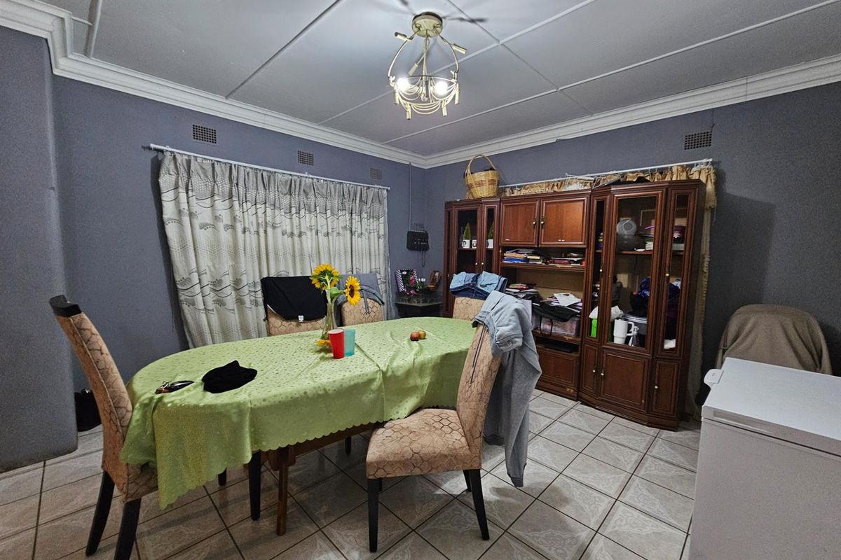 House on a big stand For Sale in Barberton - Photo 5