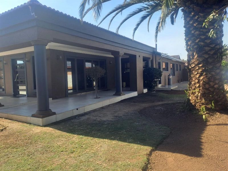 4 Bedroom House For Sale in Brackendowns, Alberton - Photo 10