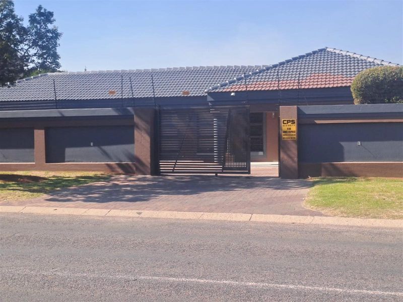 4 Bedroom House For Sale in Brackendowns, Alberton - Photo 9