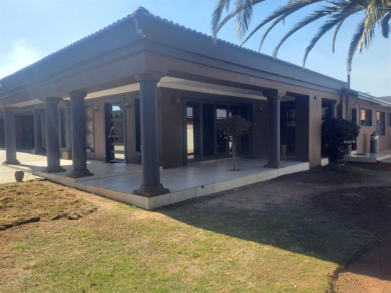 4 Bedroom House For Sale in Brackendowns, Alberton - Photo 8