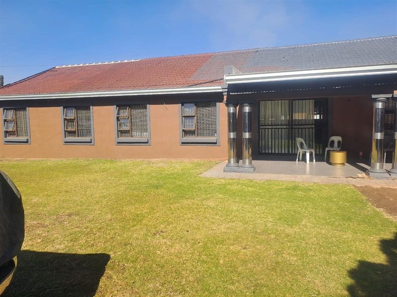 4 Bedroom House For Sale in Brackendowns, Alberton - Photo 3