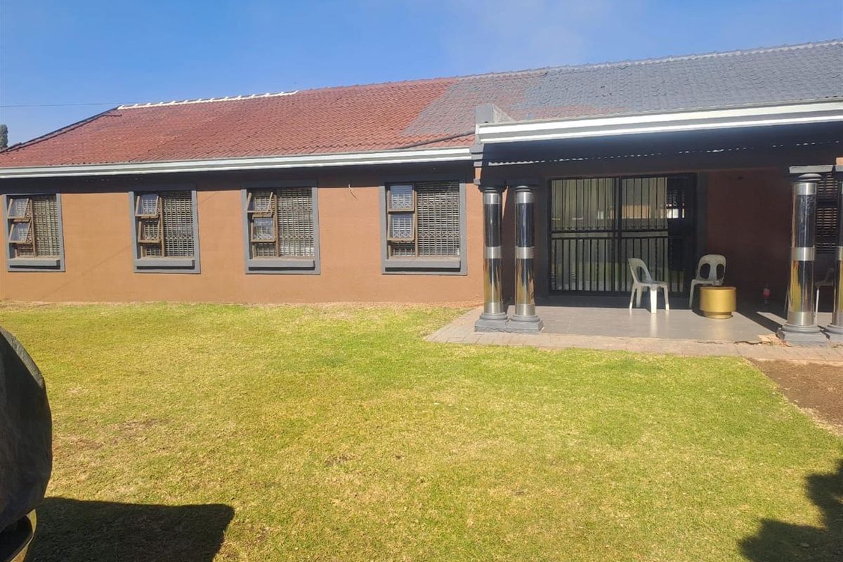 4 Bedroom House For Sale in Brackendowns, Alberton - Photo 3