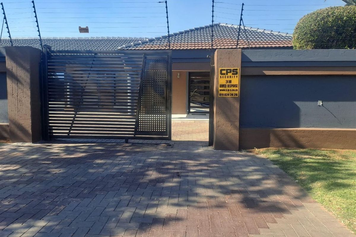4 Bedroom House For Sale in Brackendowns, Alberton - Photo 2