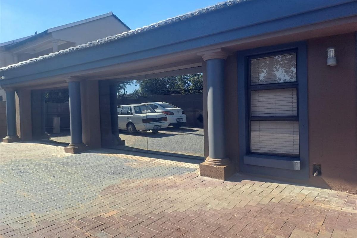 4 Bedroom House For Sale in Brackendowns, Alberton - Photo 5