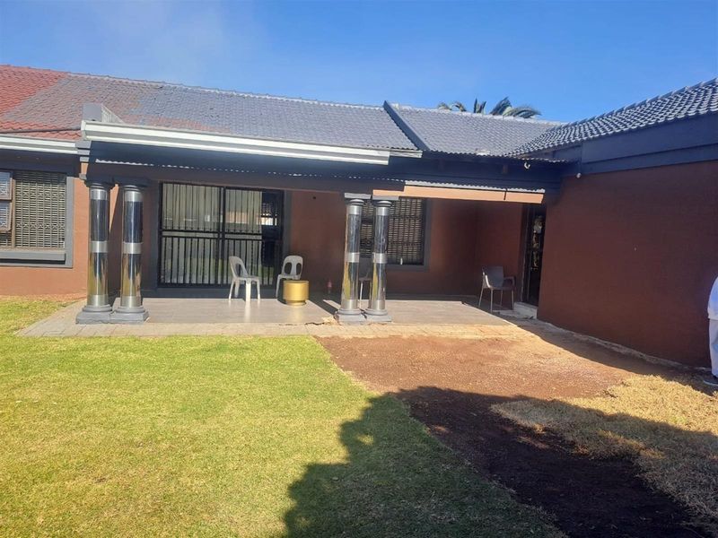 4 Bedroom House For Sale in Brackendowns, Alberton - Photo 4