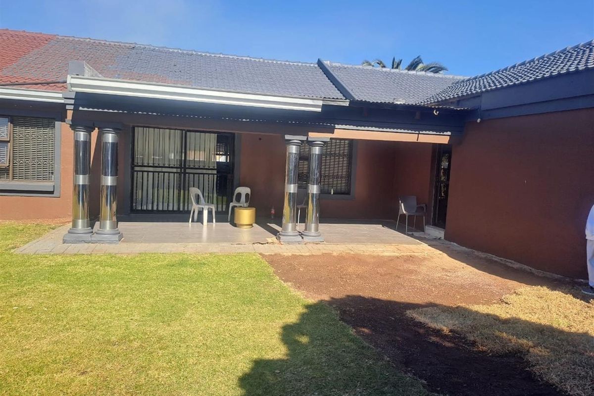 4 Bedroom House For Sale in Brackendowns, Alberton - Photo 4