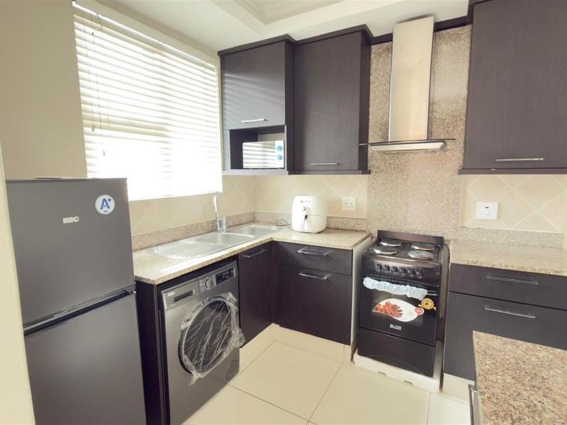 Chic 2 Bed 2 Bath Apartment To Rent on Umhlanga Ridge - Photo 5