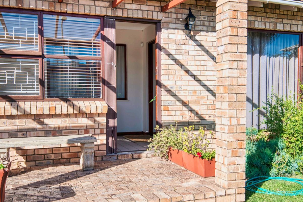 Affordable Three Bedroom Townhouse in Sought After Koensprag - Photo 5