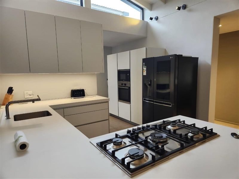 Excecutive Home, well designed property in a Secure Esate with a private garden. - Photo 10