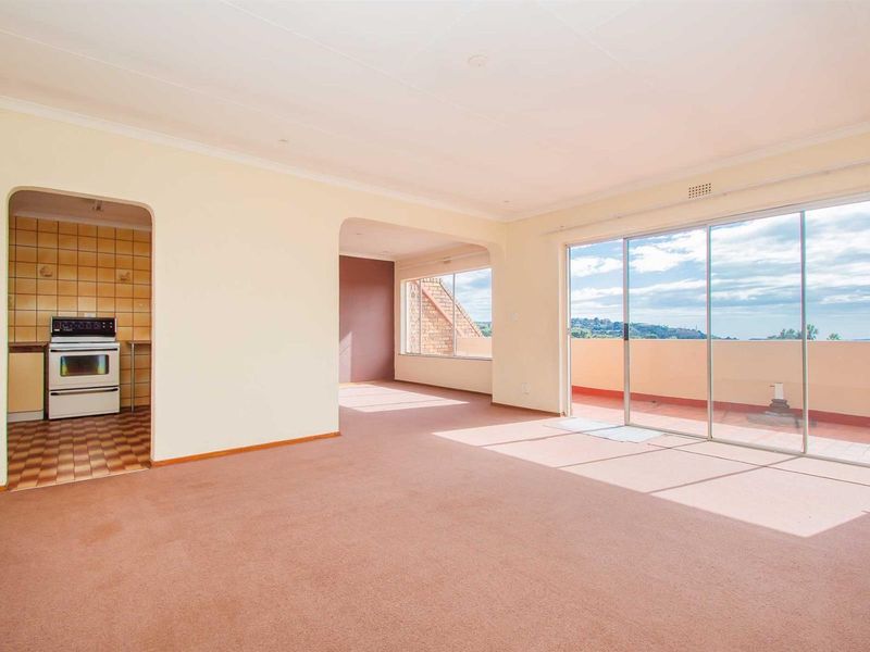 Sky-High Living: Sunlit Penthouse with Endless Views - Photo 4