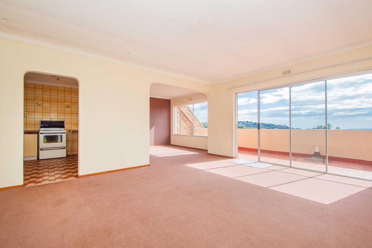 Sky-High Living: Sunlit Penthouse with Endless Views - Photo 4