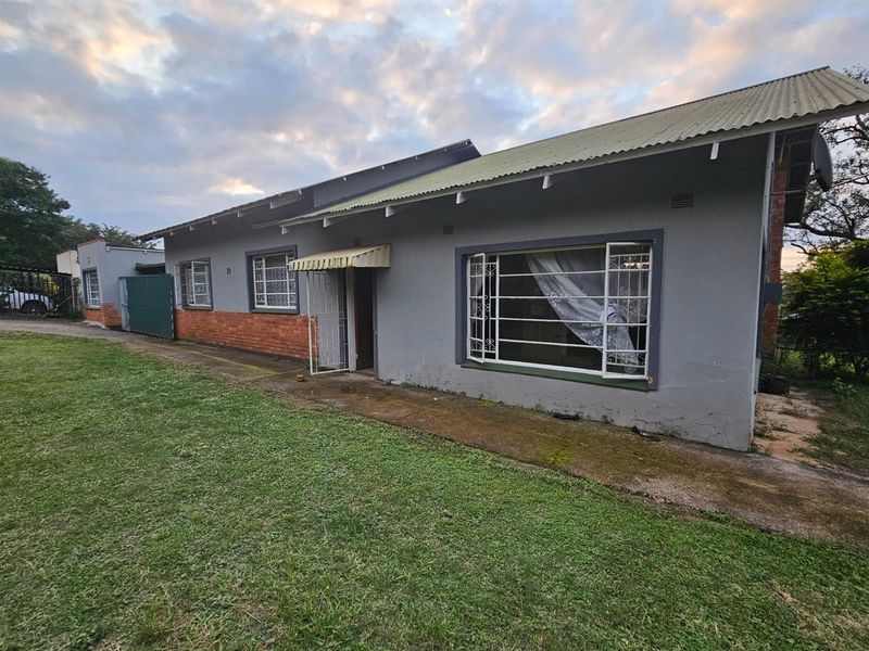 House with Flat For Sale in Barberton - Photo 2