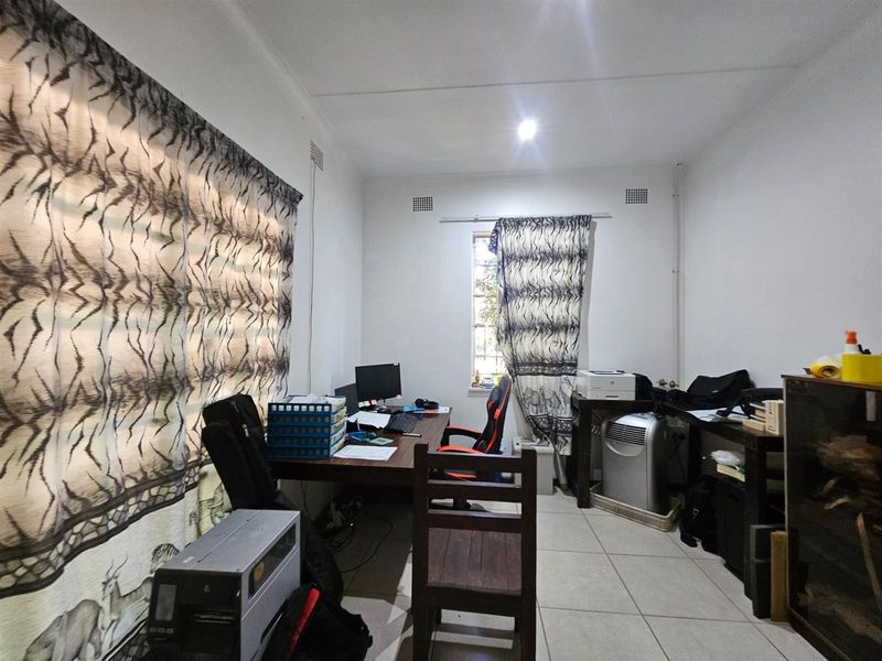 Modern House with 2 Flats and Pool For Sale in Barberton - Photo 10