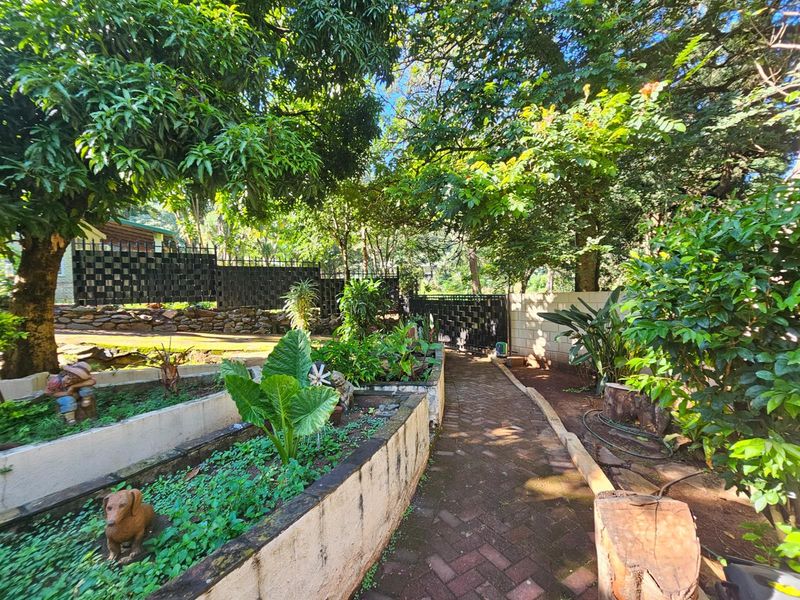 Modern House with 2 Flats and Pool For Sale in Barberton - Photo 7