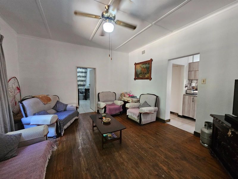 Modern House with 2 Flats and Pool For Sale in Barberton - Photo 9