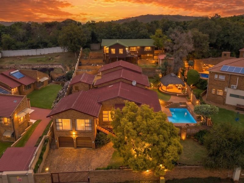 5 Bedroom Family Home with Pool and 2 Bedroom Cottage in Bassonia - Photo 2