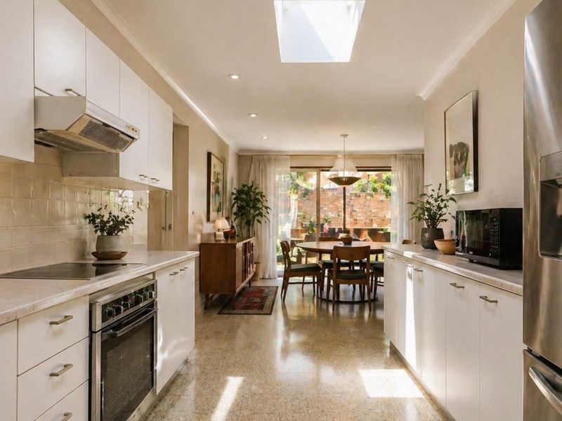 5 Bedroom Family Home with Pool and 2 Bedroom Cottage in Bassonia - Photo 4