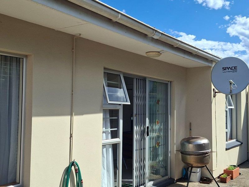 2 bedroom Townhouse For Sale in Gonubie, East London - Photo 2