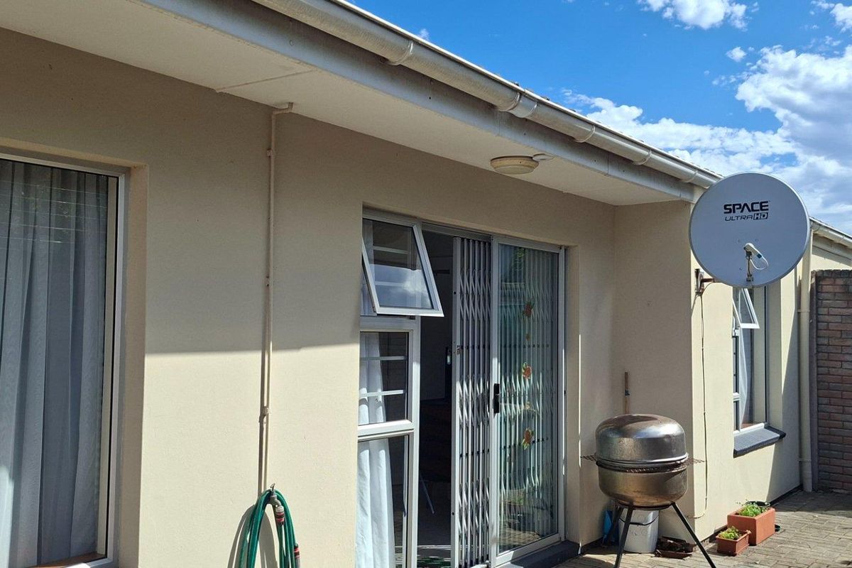 2 bedroom Townhouse For Sale in Gonubie, East London - Photo 2