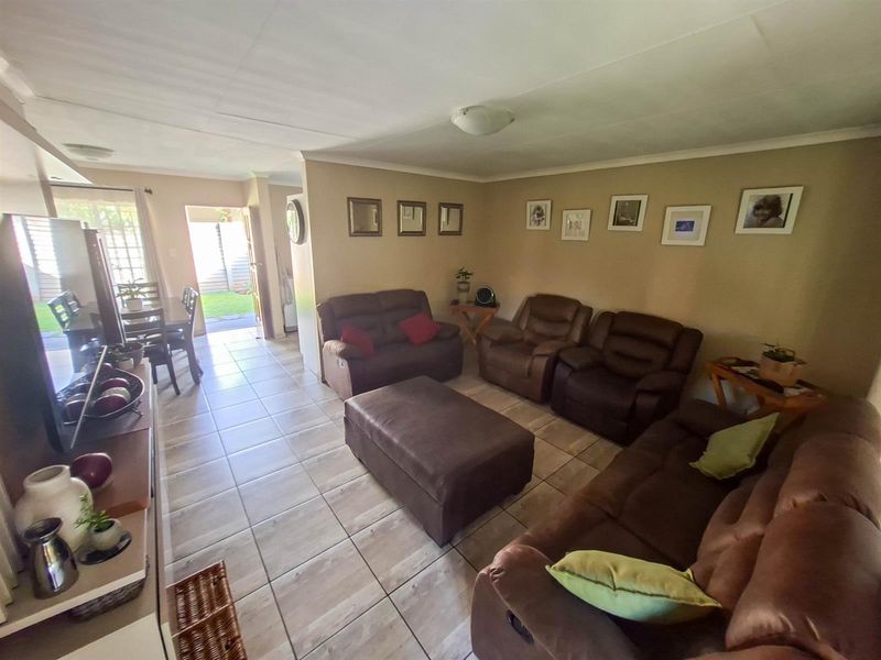 Townhouse For Sale in Rooihuiskraal North, Centurion - Photo 8