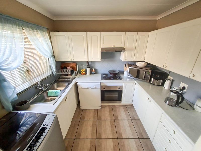 Townhouse For Sale in Rooihuiskraal North, Centurion - Photo 7
