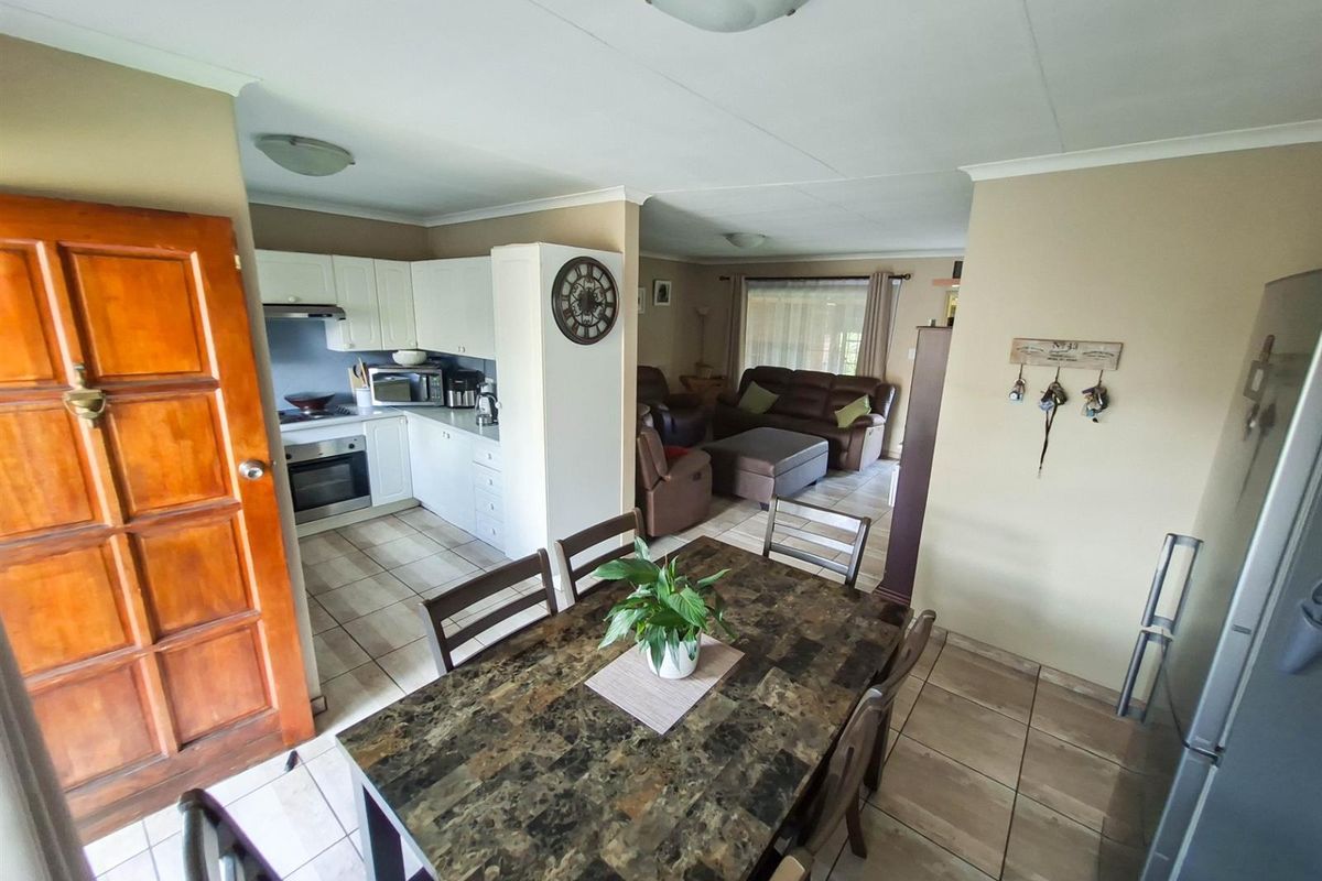 Townhouse For Sale in Rooihuiskraal North, Centurion - Photo 3