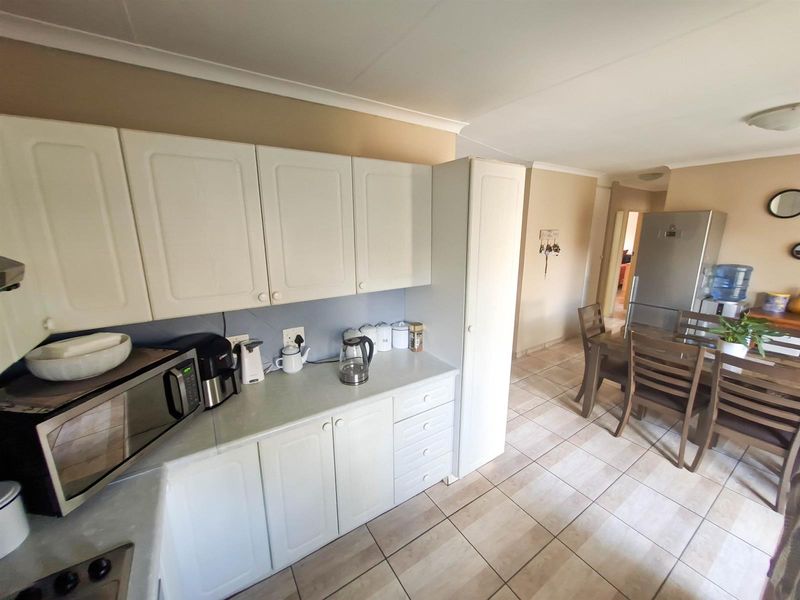 Townhouse For Sale in Rooihuiskraal North, Centurion - Photo 6