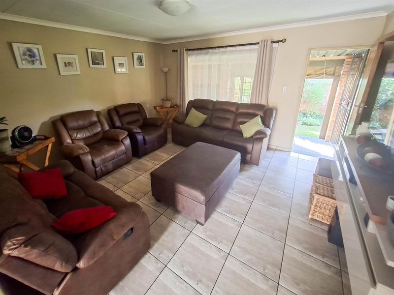 Townhouse For Sale in Rooihuiskraal North, Centurion - Photo 9