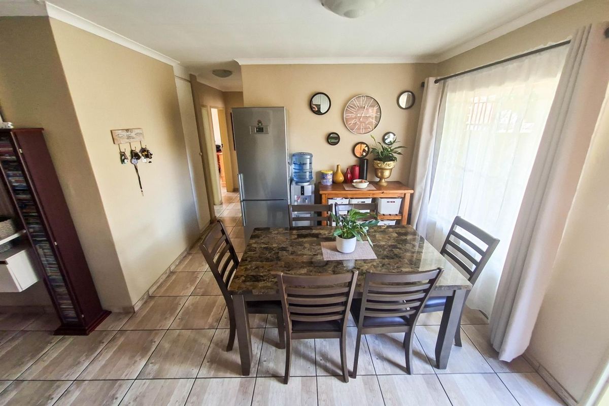 Townhouse For Sale in Rooihuiskraal North, Centurion - Photo 5