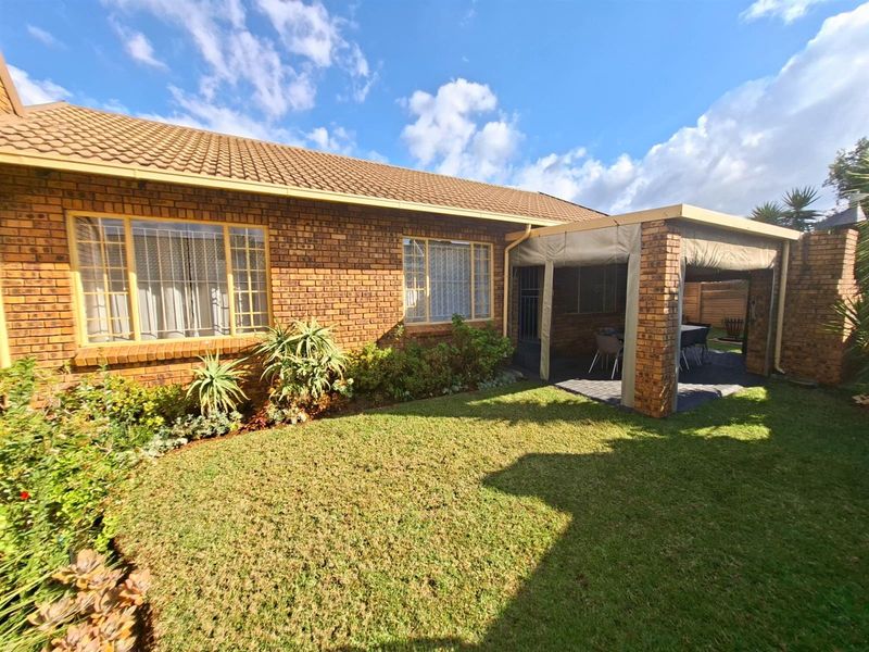 Townhouse For Sale in Rooihuiskraal North, Centurion - Photo 2