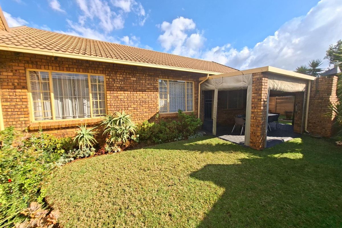 Townhouse For Sale in Rooihuiskraal North, Centurion - Photo 2