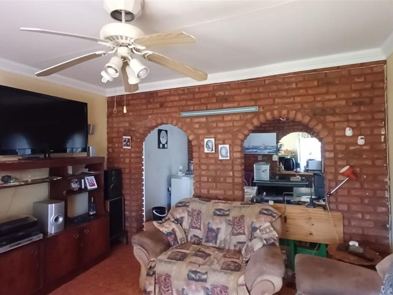 Neat 3‐Bedroom Family Home with Double Garage, Patio and Splash Pool - Photo 9