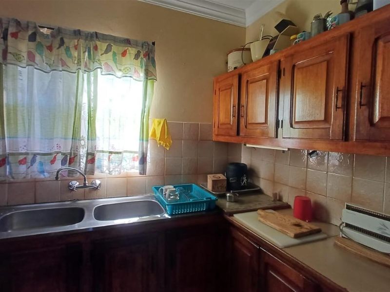 Neat 3‐Bedroom Family Home with Double Garage, Patio and Splash Pool - Photo 10