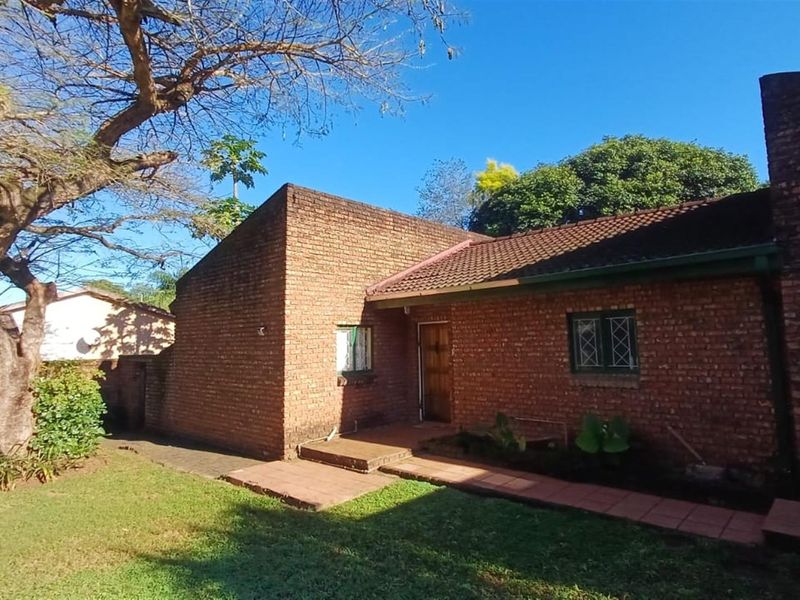 Neat 3‐Bedroom Family Home with Double Garage, Patio and Splash Pool - Photo 2