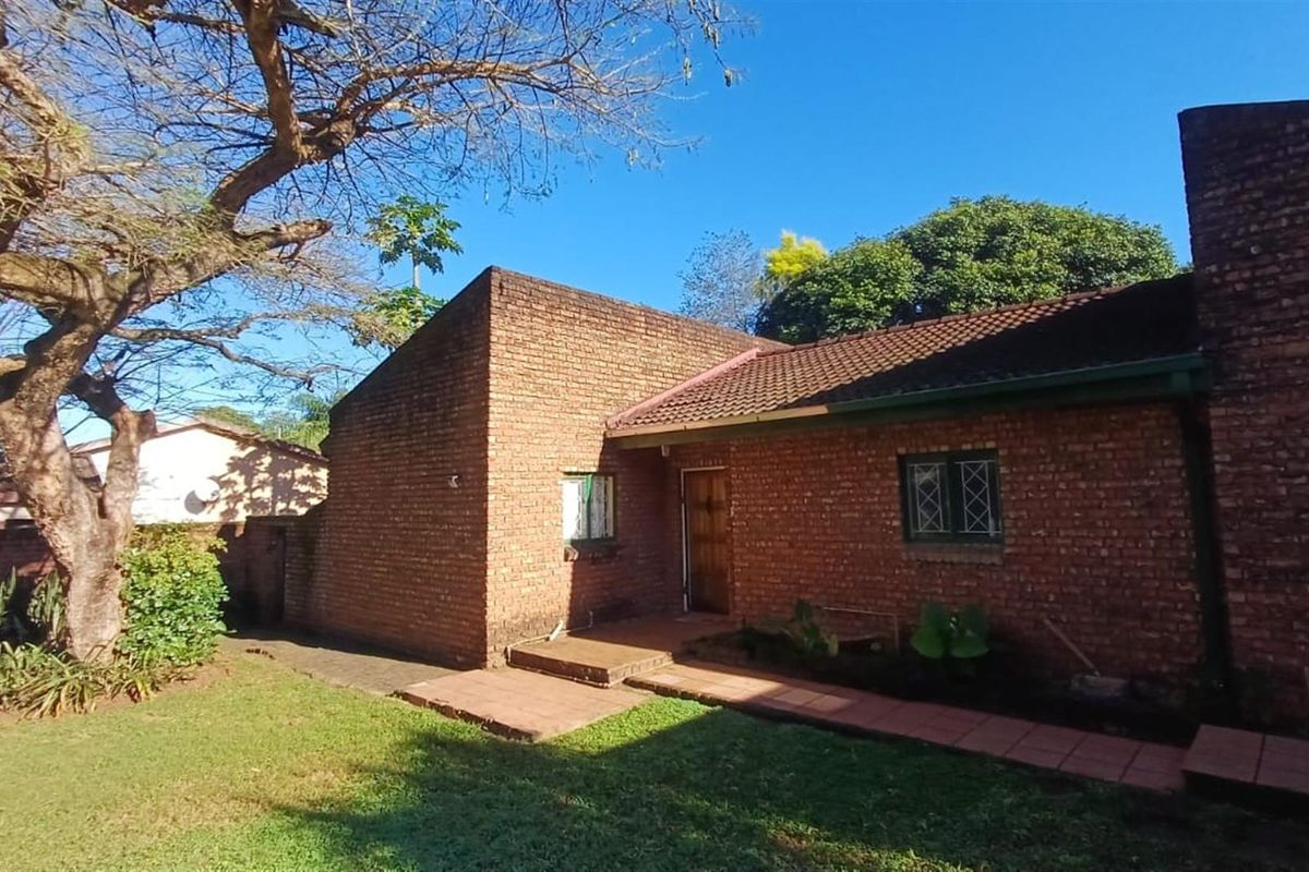 Neat 3‐Bedroom Family Home with Double Garage, Patio and Splash Pool - Photo 2